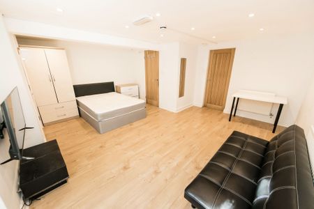 Basement Flat, 44 Headingley Avenue, Headingley, Leeds - Photo 2