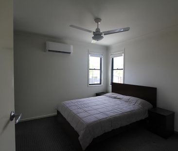 Spacious 4-Bedroom Townhouse with Double Garage - Photo 4