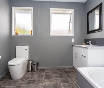 Private pet friendly home that is close to the beach! - Photo 4