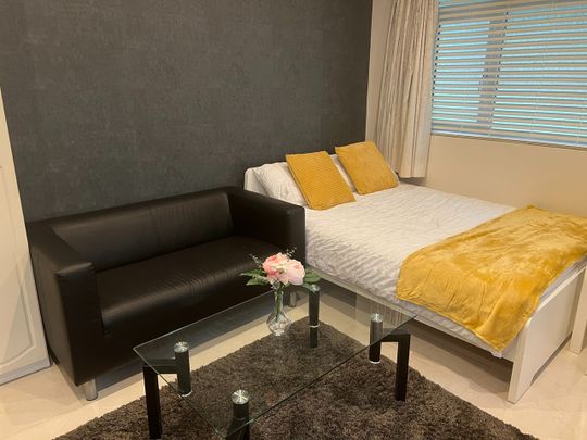 Studio Flat, North Crescent, N3 - Photo 1