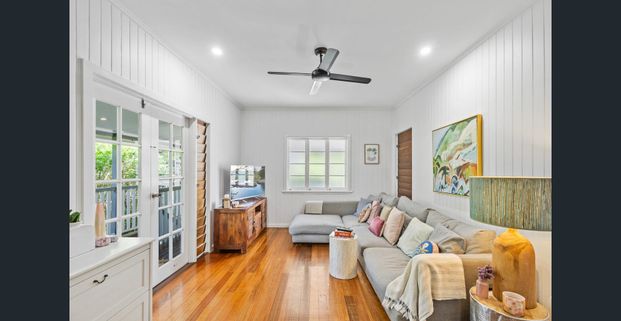 Fully furnished Queenslander with pool in the heart of freshwater - Photo 1