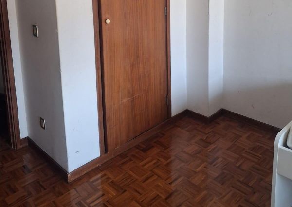 Alugo quarto em T3 na Rua do Brasil