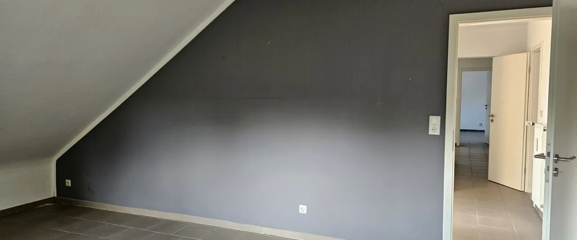 Moderne Dachgeschosswohnung in ruhiger Lage - Photo 1