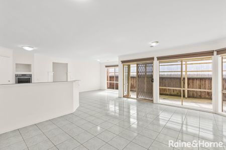 Stunning Family Home in Roxburgh Park - Photo 3