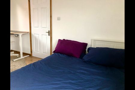 2 Bed Terraced House, Linton Gardens, E6 - Photo 2