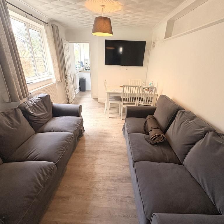 1 bedroom in a house share to rent - Photo 1