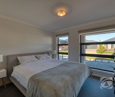 MODERN FAMILY LIVING - Photo 3