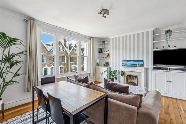 Excellent top floor, two bedroom apartment which is well situated just off Northcote Road. - Photo 1