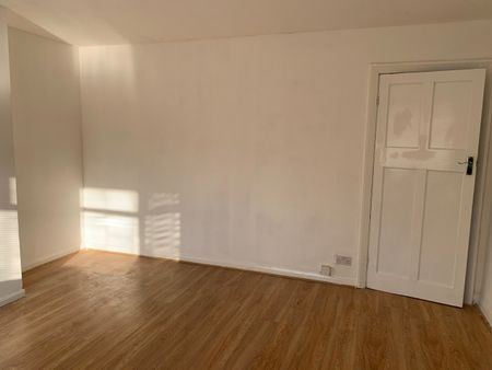 3 Bed Semi-Detached House, Scott Hall Road, LS7 - Photo 4