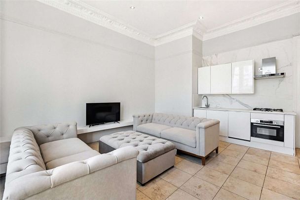 A wonderful short let one bedroom apartment situated on the first floor with high ceilings. - Photo 1