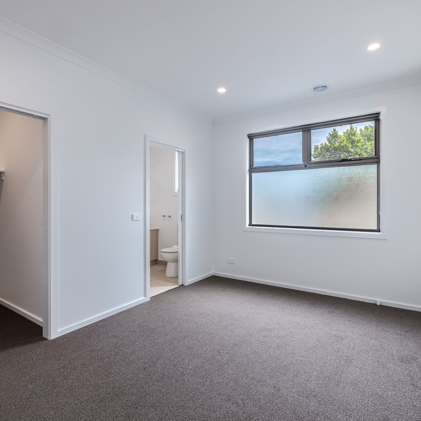 1 & 2/39 Burlington Street, Oakleigh VIC 3166 - Townhouse For Rent | Domain - Photo 1
