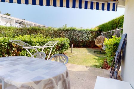 Proche plages et commodités, studio traversant avec coin chambre dans une résidence avec piscine. - Photo 2