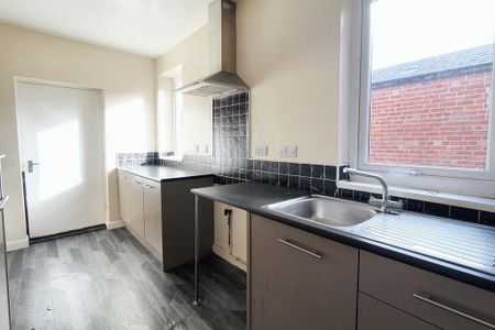 3 bedroom flat to rent - Photo 2