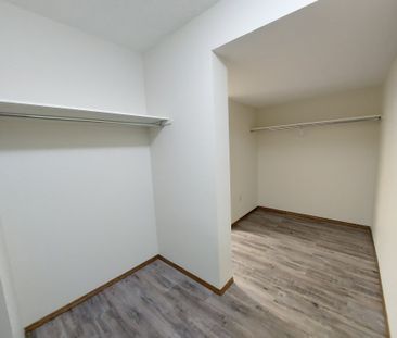 Large 3 Bedroom Apartment in Pines!! - Photo 2