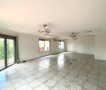 Large Free Standing Four Bedroom Townhouse - Photo 4