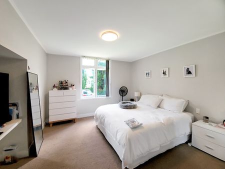 5 bedroom bungalow in Epsom - Photo 5