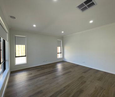 Family Home in Fraser Rise! - Photo 6