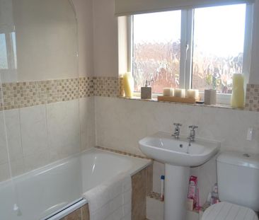 3 bedroom detached house to rent - Photo 3