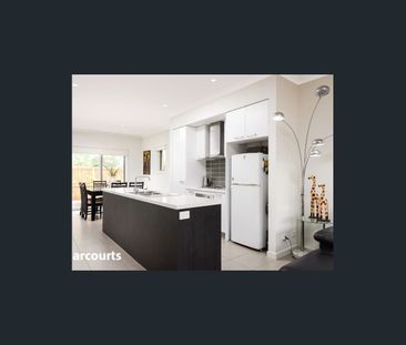 Modern Town House Living! - Photo 6