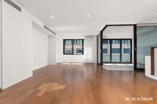 Executive Apartment in the Realm Precinct - Photo 1