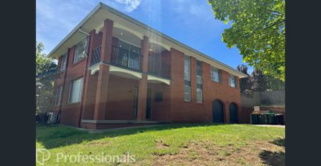 Spacious Family Home with Stunning Views of Mount Canobolas - Photo 3