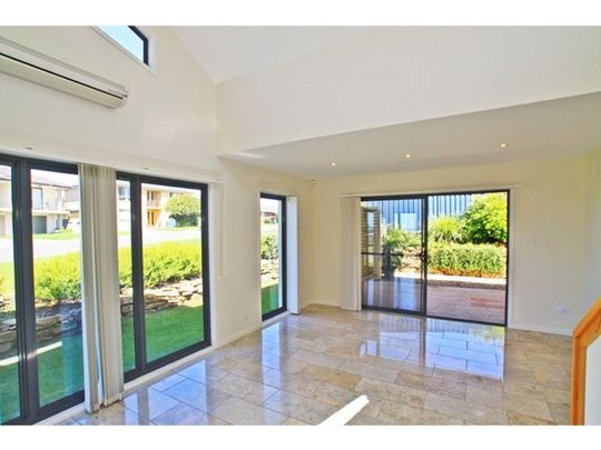 Stylish & Modern Entertainer - Photo 1