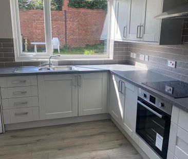 5 bedroom semi-detached house to rent - Photo 2