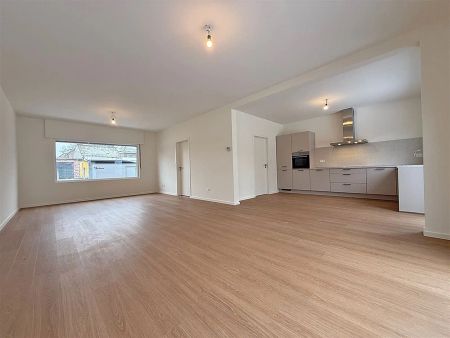 INSTAPKLARE gerenoveerde WONING met 3 slpks, badk., garage & tuintje/terras. - Photo 2