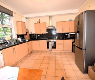 4 bedroom House in Burley Lodge Road, Leeds - Photo 6