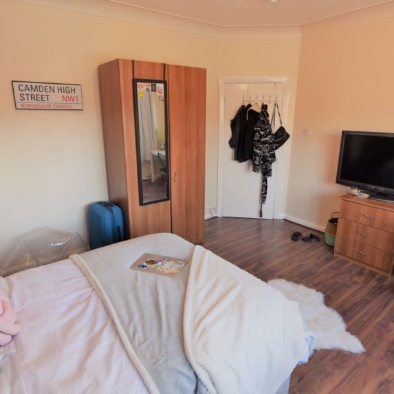 5 bedroom Flat in Bankfield Road, Leeds - Photo 1