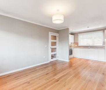 Queens Court - Photo 4