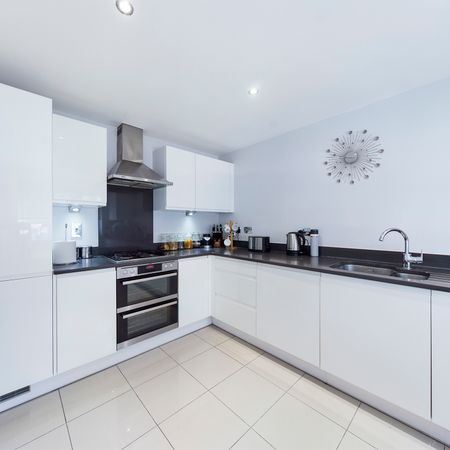3 bed semi-detached house to rent in Eisenhower Lower Close, High Wycombe - Photo 3