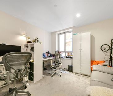 3 bedroom in 287 Edgware Road - Photo 1