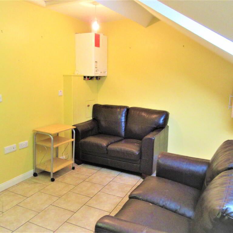 Upstairs Apartment, 76c Rugby Avenue, University Quarter!, Belfast, BT7 1RE - Photo 1