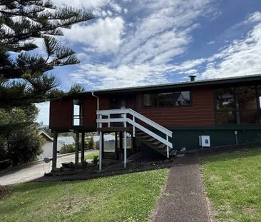 Large three bedroom home - Photo 2