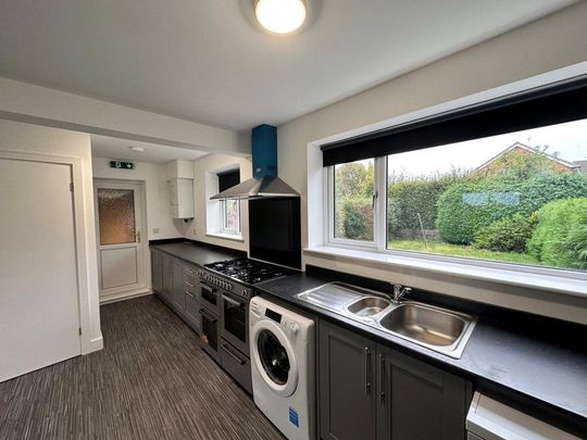 6 bedroom semi-detached house to rent - Photo 1