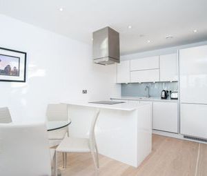 1 Bedrooms Flat to rent in Horizons Tower, Yabsley Street, Canary Wharf E14 | £ 410 - Photo 1