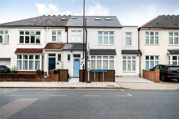 Arranged over 3 floors, this amazing 4 bedroom end-of-terrace house boasts lovely reception, bright and spacious kitchen with dining room, large private garden and 4 sizable double bedrooms. - Photo 1