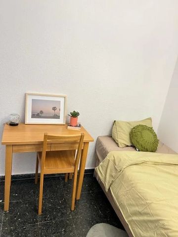 Plaza Profesor Tamarit Olmos, Valencia, Valencian Community 46010 - Photo 3