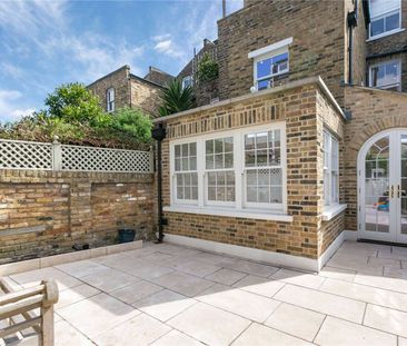 An exceptional five-bedroom terraced house on St Stephen's Terrace; a stone's throw from Nine Elms tube and with access to enjoy the Albert Square communal garden. - Photo 1