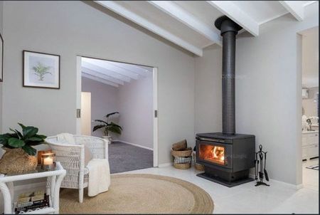 Stylish & Convenient and Spacious 5 bed 2 bath - Photo 3