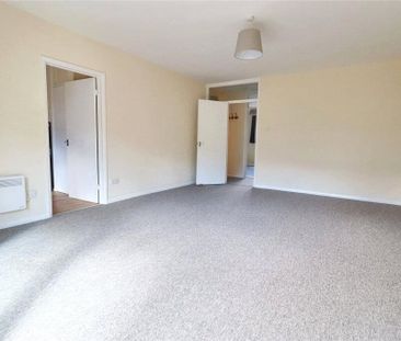 A two bedroom first floor purpose built flat in Weston High Street ... - Photo 1
