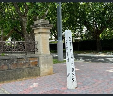 Leafy “Avenues” Living – Modern Comfort Near the City - Photo 5