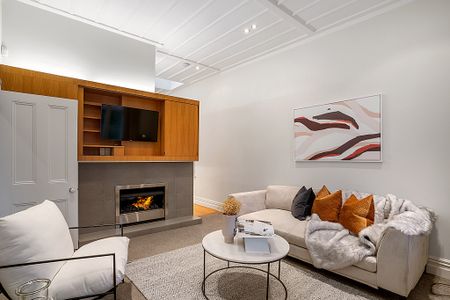 Stylish City-Edge Villa in Auckland's Most Coveted Pocket - Photo 4