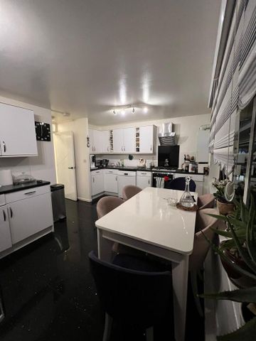 1 bedroom in a flat share to rent - Photo 3