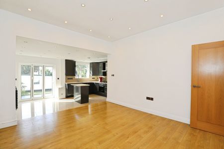 Stile Hall Gardens, London, W4 3BU - Photo 5