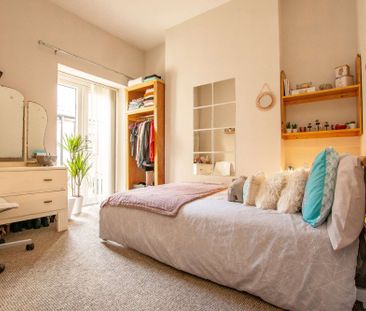 Stylish kitchen and hair/makeup station! - Photo 6