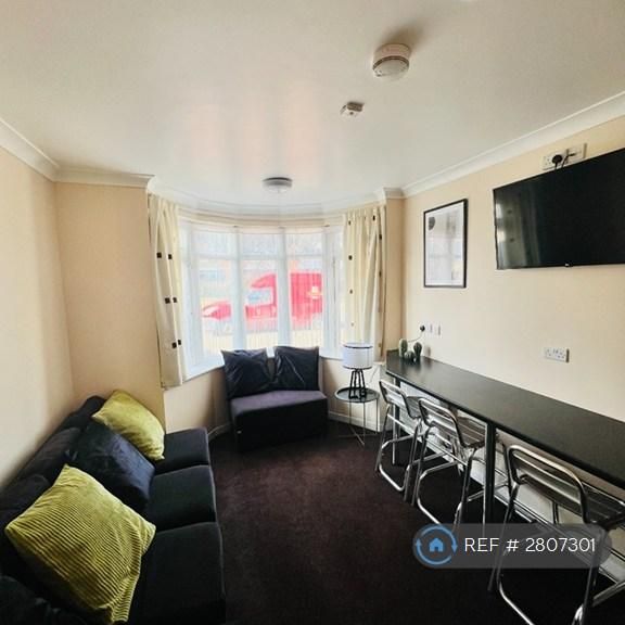 1 bedroom in a house share to rent - Photo 1