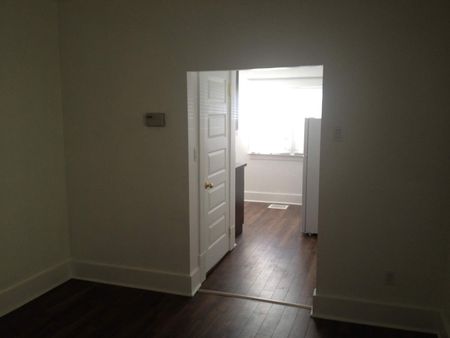 newly renovated Cathedral 2 bd character suite /fenced yard /gargae - Photo 2