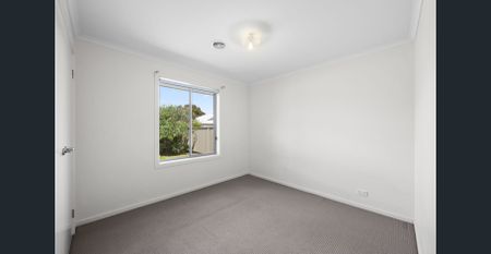 Stylish Family Living Awaits at 75 Dyson Drive, Alfredton - Photo 5